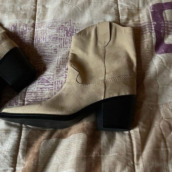 Short styled cowboy bootss - Picture 2 of 3